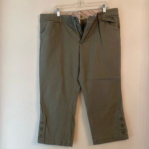 Old Navy khaki green stretch low waist capri size 16